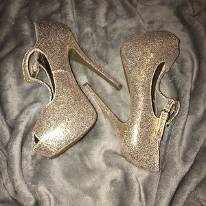 Steve Madden hell. Size 6.